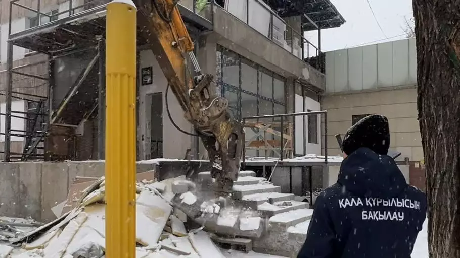 Алматыда заңсыз салынған қосалқы нысан бұзылды