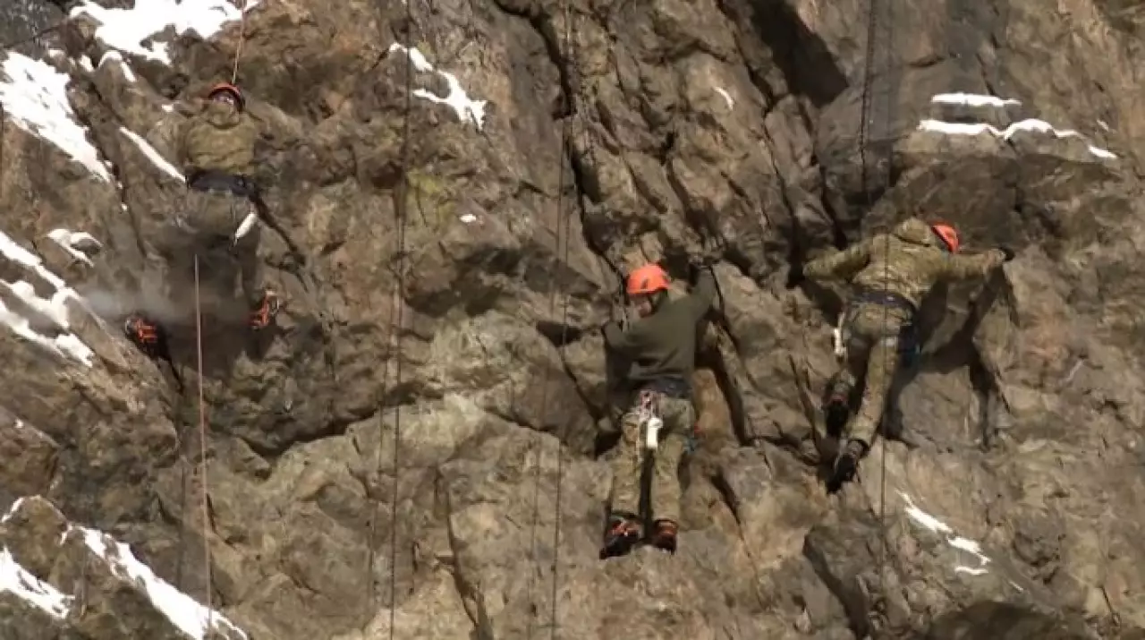 Военные обучаются альпинизму на Заилийском Алатау