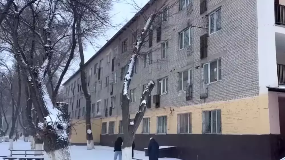 Жильцы многоэтажки в Таразе опасаются обрушения дома после землетрясений