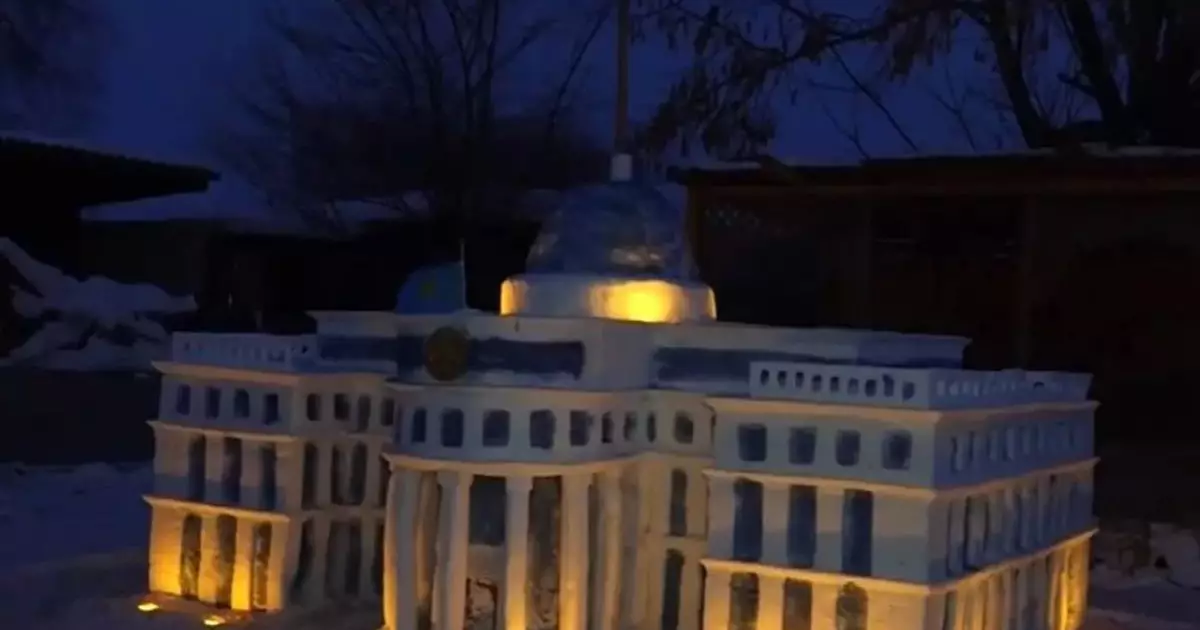  БҚО тұрғыны қардан Ақорданың макетін жасап шықты 