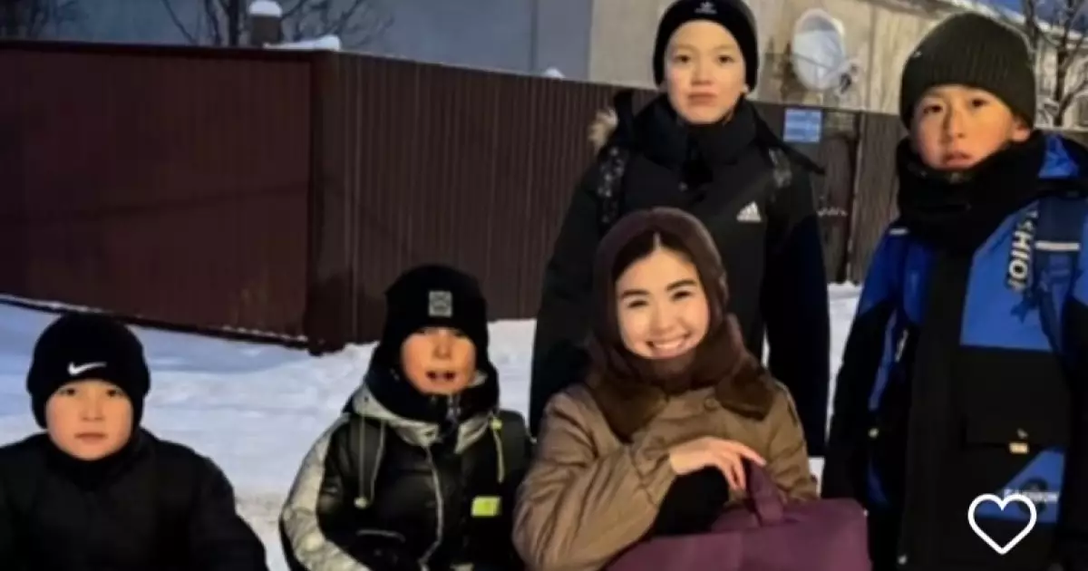  Ұстазын шанамен үйіне шығарып салған оқушылар желі жұлдызына айналды (ВИДЕО) 