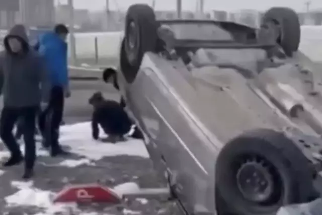 Жас қыз жүргізуші куәлігін алу емтиханында көлігін аударып алды