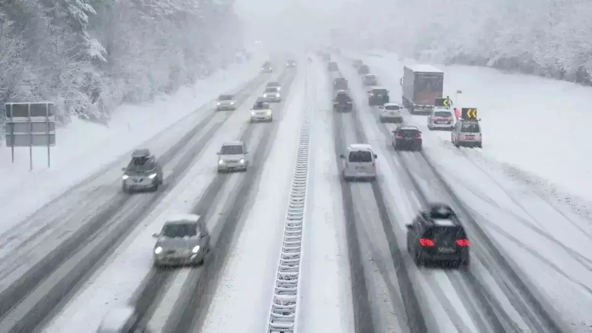 Жүргізушілерге ескерту: Қазақстанның бірнеше өңіріндегі тасжолда көктайғақ болады