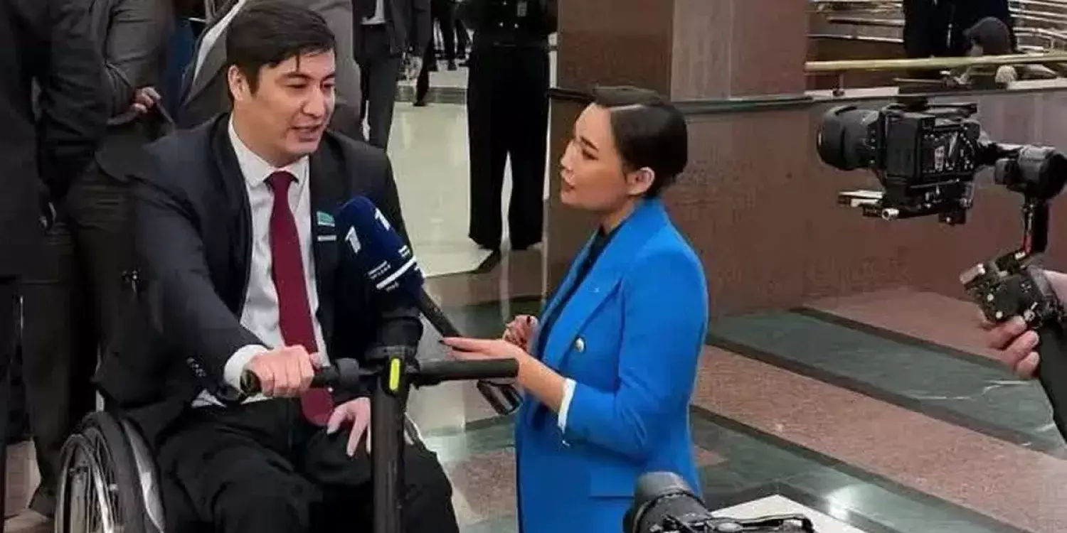 Мәжілісменді өкпелетіп алған журналист тағы бір депутаттан тізерлеп отырып сұхбат алды