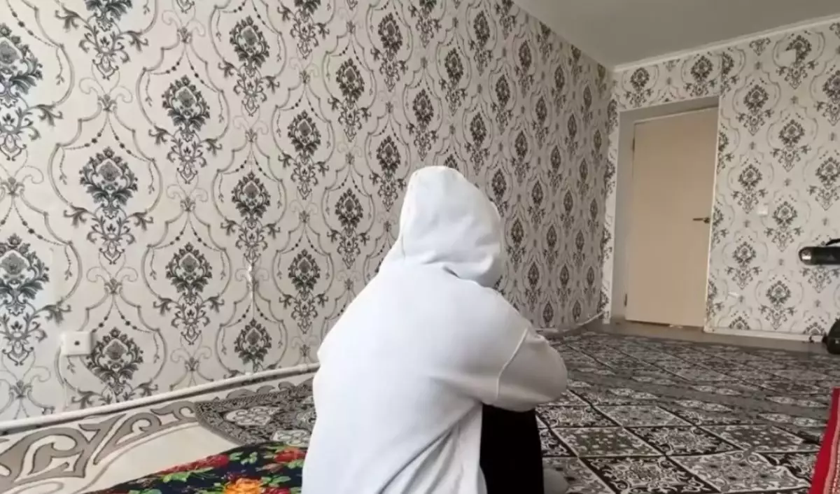 "Аузымызды жауып, тұншықтыратын": Түркістанда өгей әкеден қорлық көрдік деген апалы-сіңлі қыздар әділдік іздейді