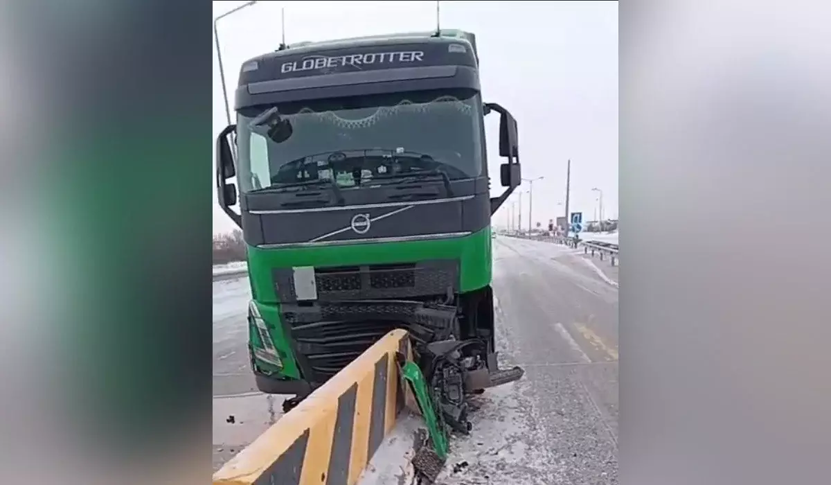 «Рульде отырып, ұйықтап кеткен»: Астана маңында жүк көлігі бетонға соғылған (ВИДЕО)