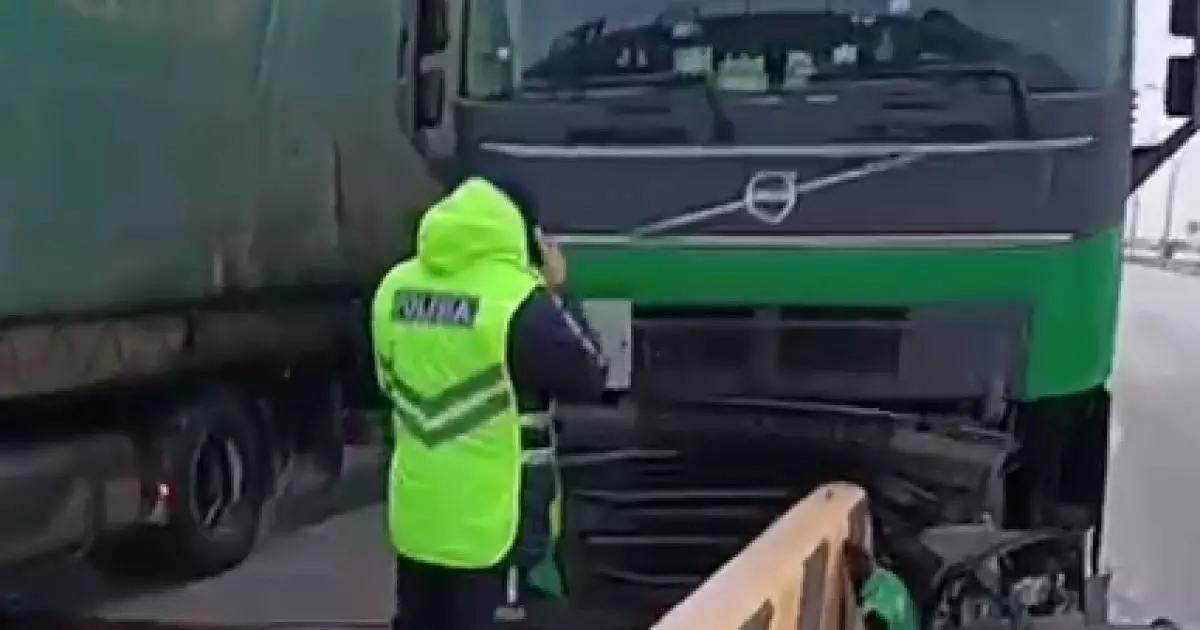  Астанада ұйықтап кеткен жүргізуші қоршауға соғылды 