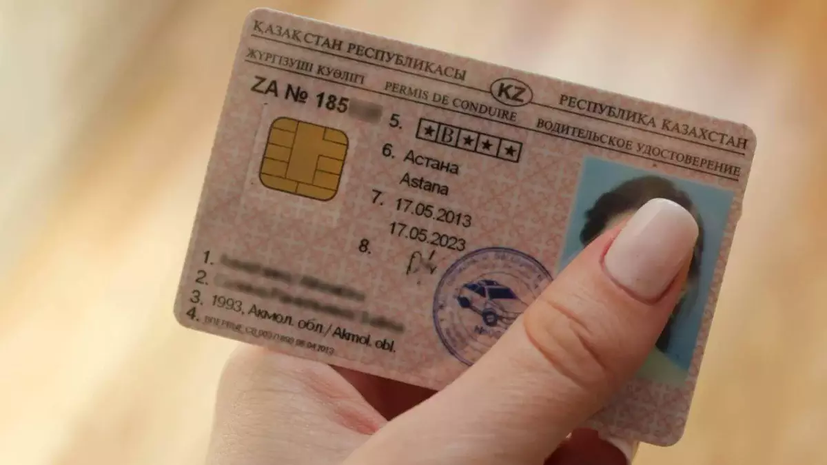 Девушка перевернула машину во время сдачи экзамена на права в Шымкенте