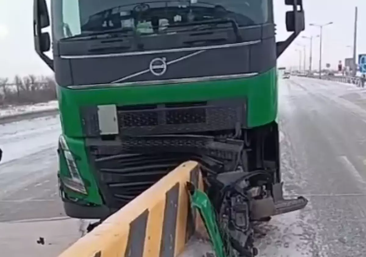Рөлде ұйықтап қалды: жүк көлігі тасжолдағы қоршауға соқтығысты (видео)
