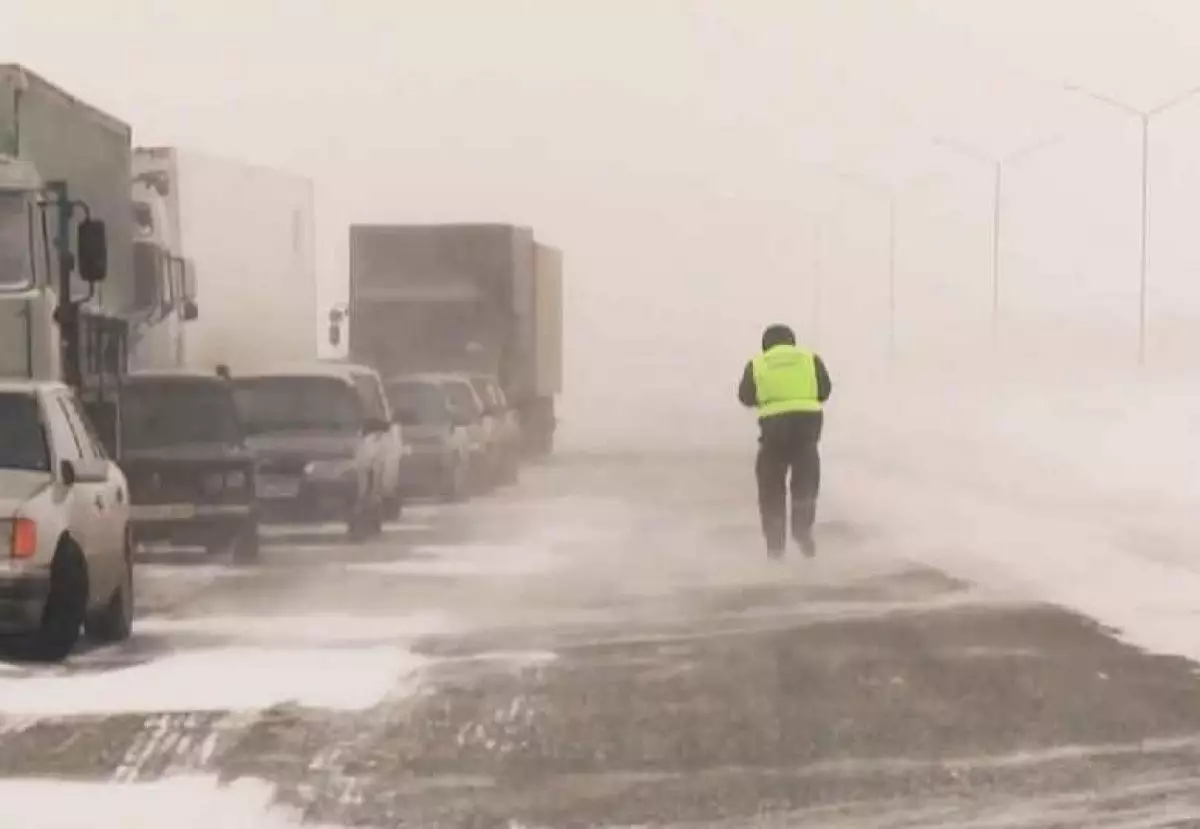 Грузовик врезался в ограждение терминала на трассе Астана – Щучинск