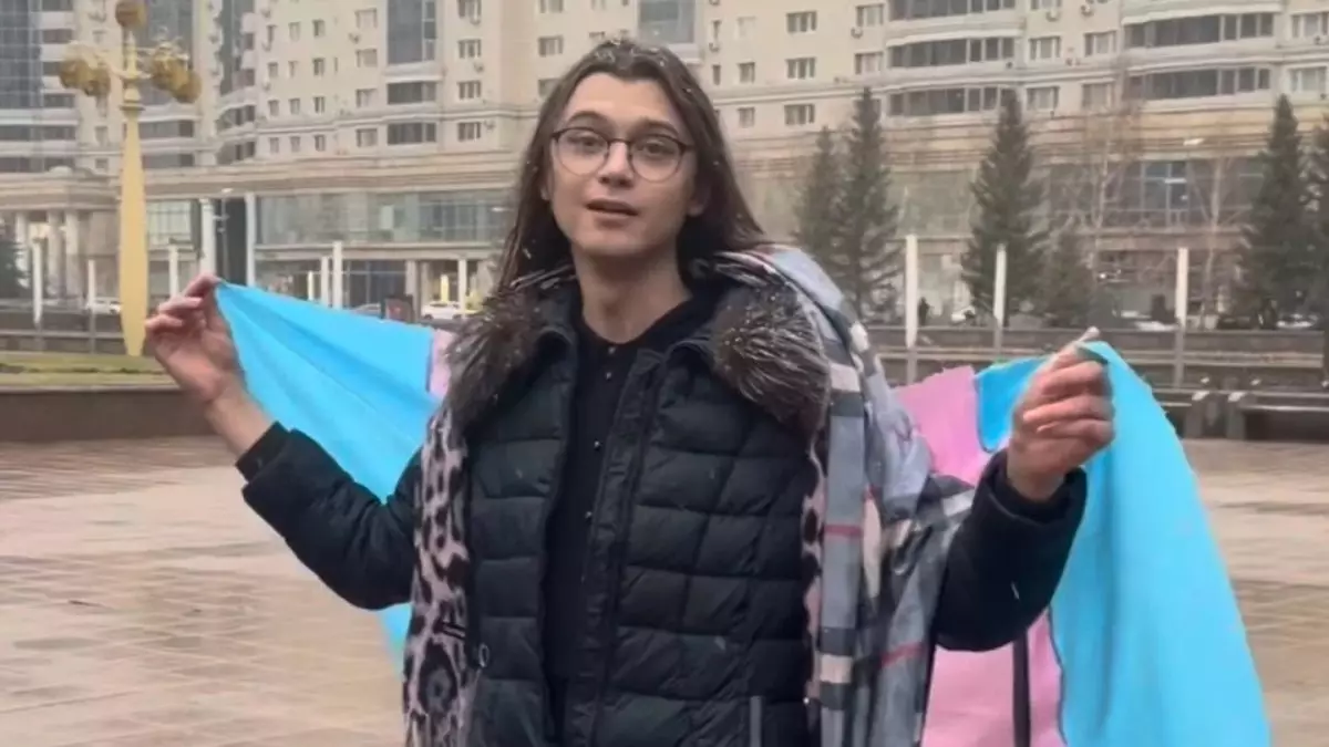 «ЛГБТ пропагандасына тыйым салу» туралы заңға қарсы шыққан белсендіге айыппұл салынды