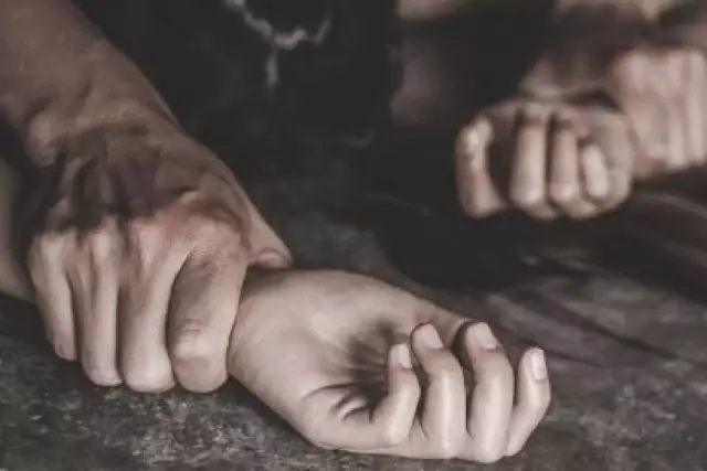 "Ас үйге апарып білгенін істейтін": Түркістанда өгей әкесі 8 және 6 жасар қыздарды бірнеше жыл зорлап келген