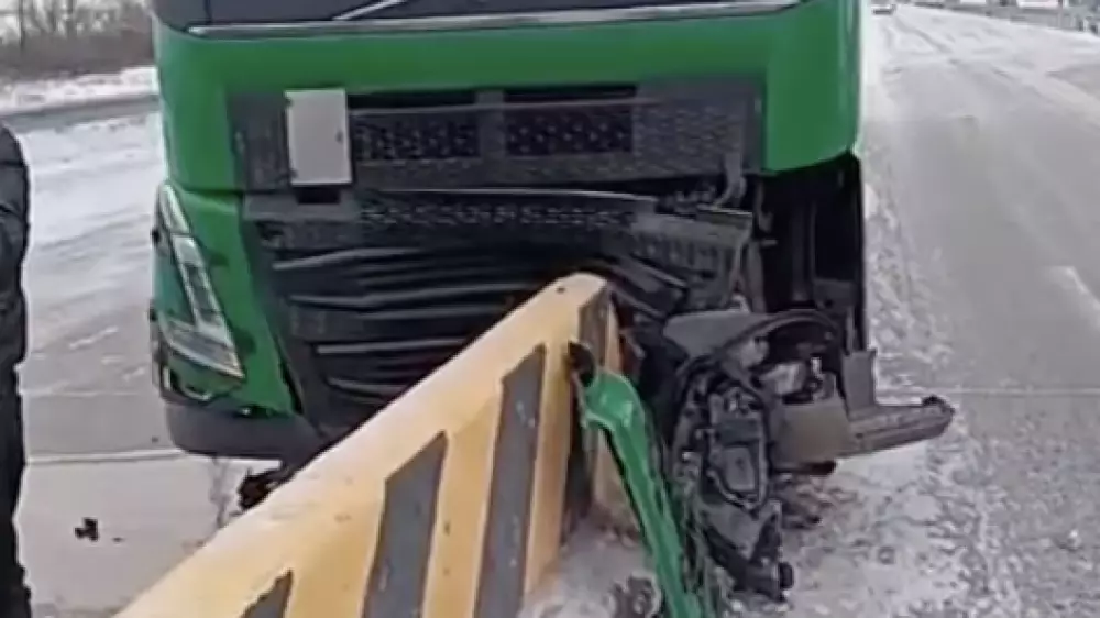 Жүргізуші рөлде ұйықтап кетіп, тасжолдағы қоршауға соғылған