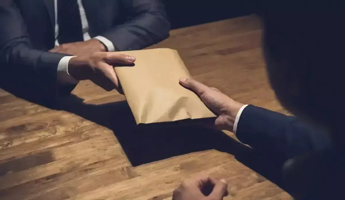 Павлодарда ҚТЖ-ның екі басшысы пара бопсалағаны үшін 7 жылға сотталды