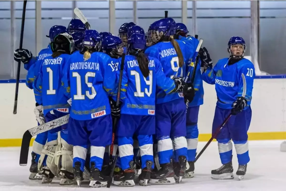 Юниорки Казахстана забросили 13 шайб в стартовом матче ЧМ