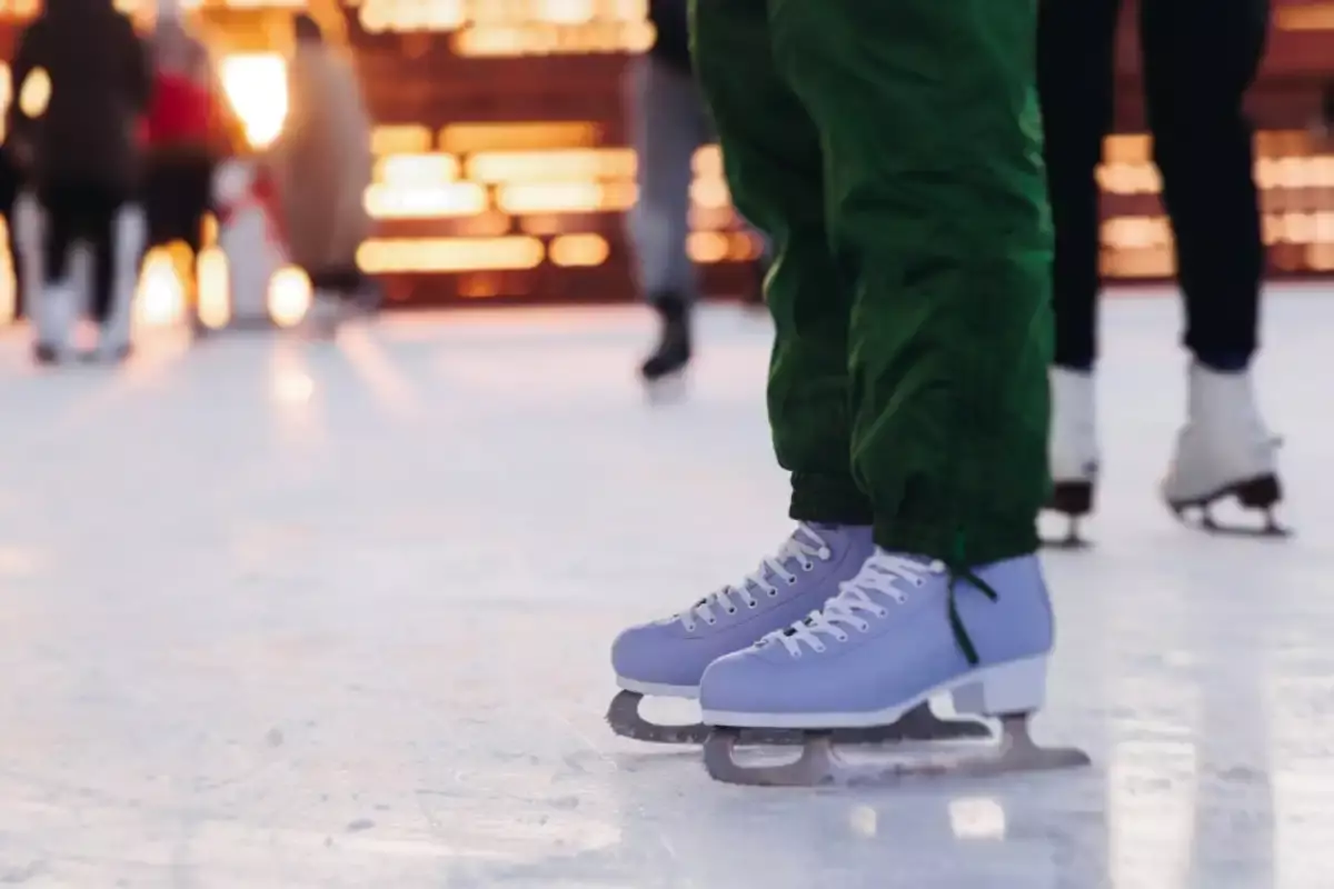 Алматыдағы мұз айдынында әйел 13 жастағы қызды ұрып-соққан