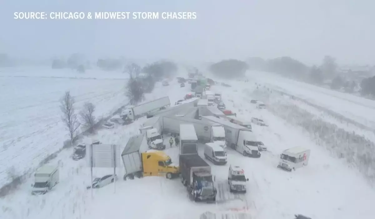 Больше 100 автомобилей столкнулись на заснеженной трассе в США (ВИДЕО)