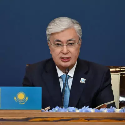 Токаев: необходимо уважительно отноcится к государственным символам