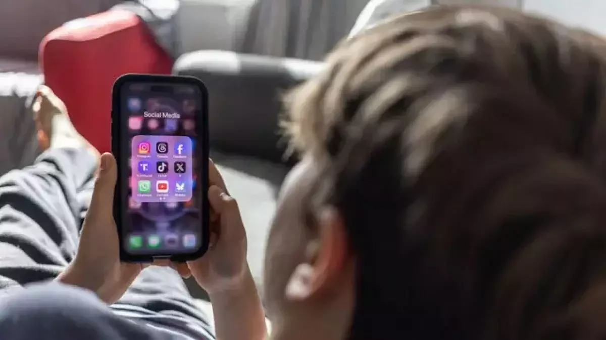 Мәжіліс депутаты 14 жасқа дейінгі балаларға әлеуметтік желілерге кіруді шектеуді ұсынды