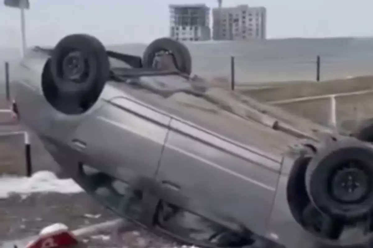 В Шымкенте автомобиль перевернулся во время экзамена на вождение