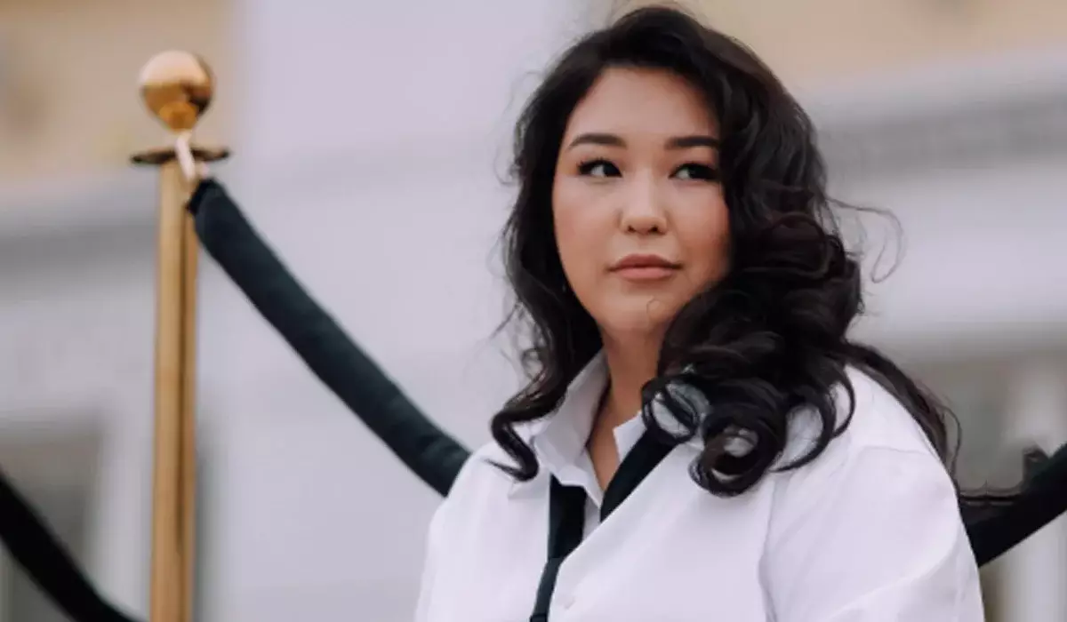 «Бес жасымда ағам зорлады»: әзілкеш Анар Бекет бала күніндегі қорлықты ашық айтып берген