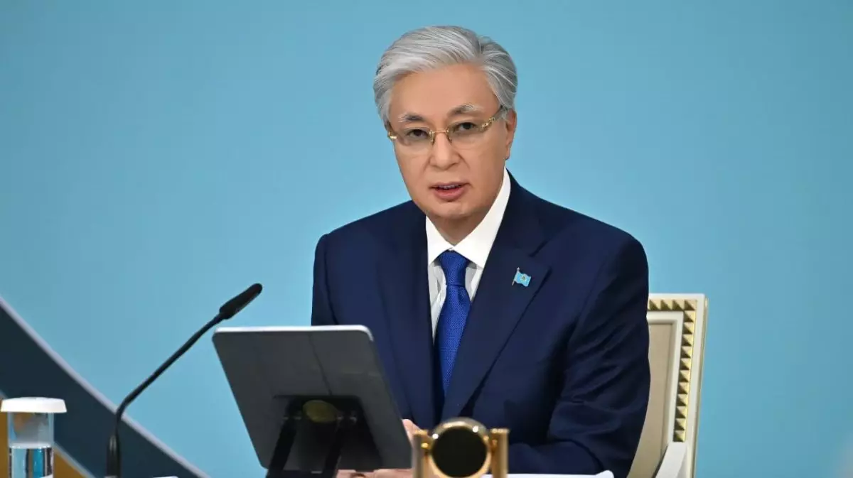 «Бірлігі бекем ұлт екенімізді көрсетеді»: Президент көк тудың үйлерде, көліктерде ілінуі туралы