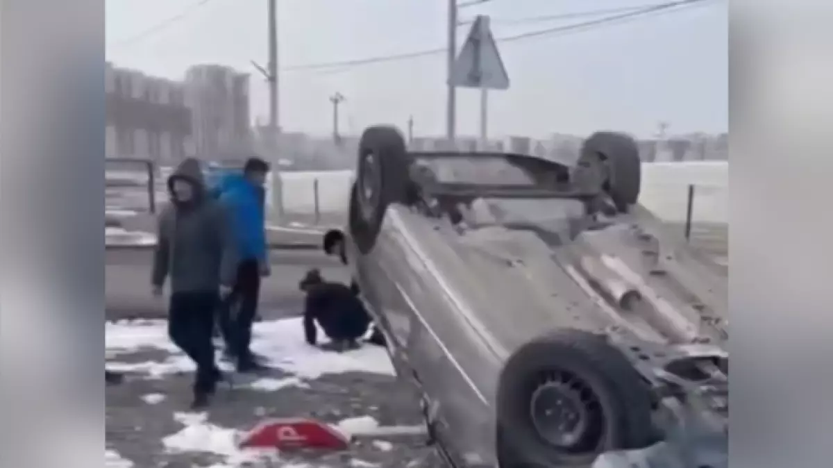 В Шымкенте во время практического теста на права опрокинулся автомобиль