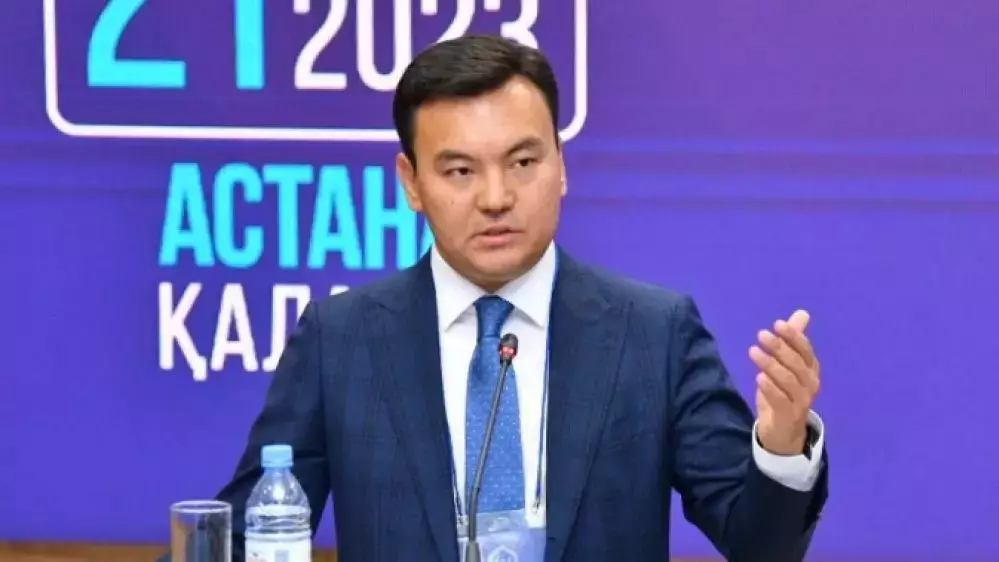 Рауан Кенжеханұлы: Заң қазақ тілінде жазылуы керек