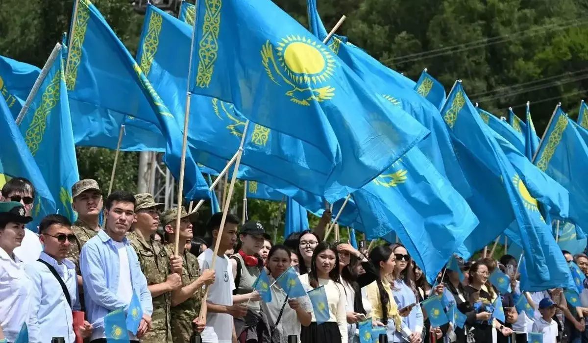 Мемлекеттік туды көлікке, көшеге ілу мәселесі: президент Ұлттық құрылтайда арнайы тоқталып өтті