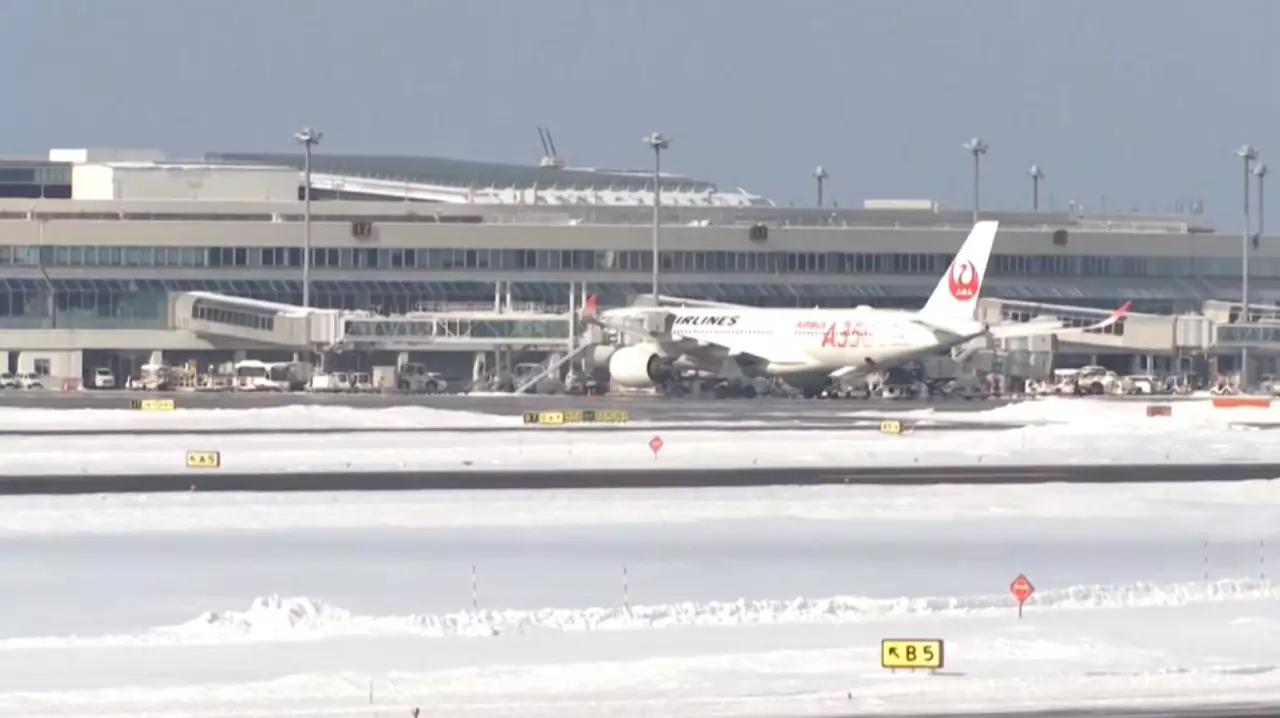 Снегопад вызвал транспортный коллапс в Японии