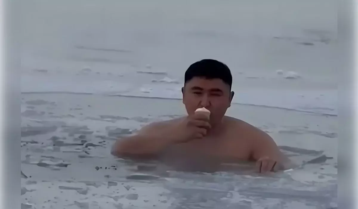 Ел мороженое среди льдин Иртыша при -40 °C: видео с закаливанием жителя ВКО удивило Казнет
