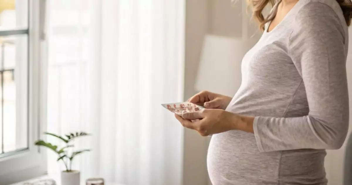  Трамп жүкті әйелдерді парацетамолдан бас тартуға шақырды — аутизм себептері ме? 