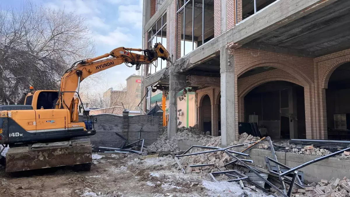 Алматыда ірі заңсыз нысан сот шешімімен бұзылып жатыр