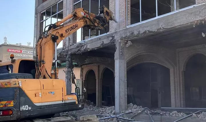 Незаконную четырехэтажную постройку снесли в Алматы