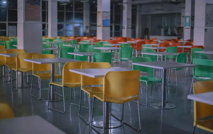 Червей и металлическую стружку обнаружили в продуктах в одной из школ Костаная