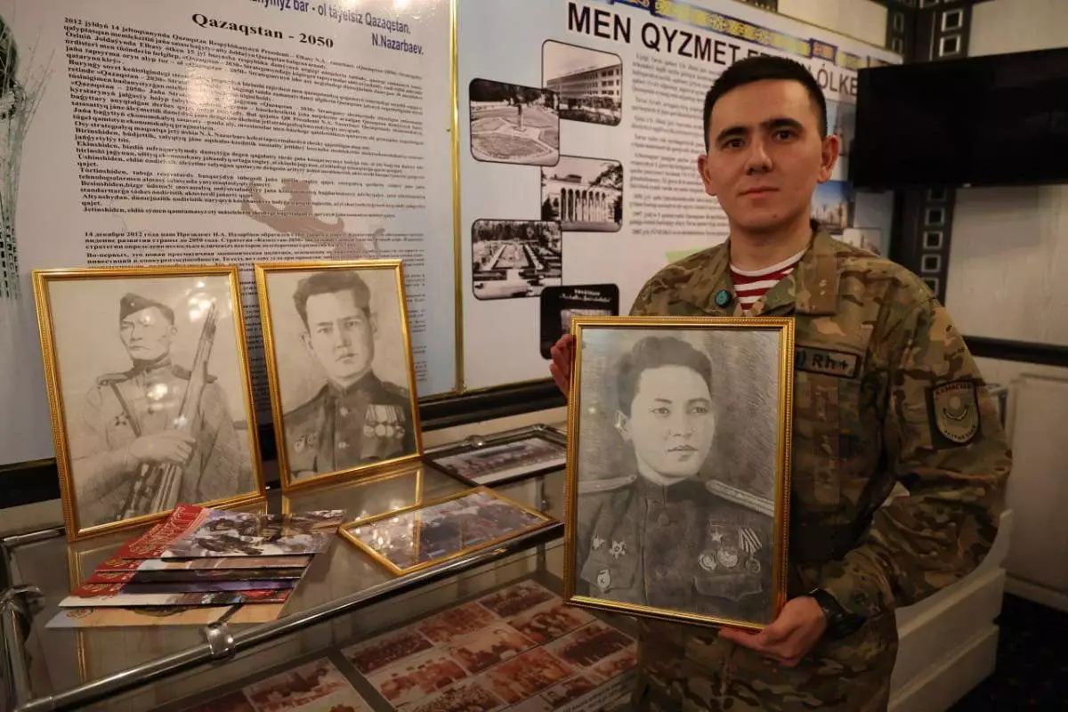 Военнослужащий нарисовал портреты героев ВОВ для музея Нацгвардии