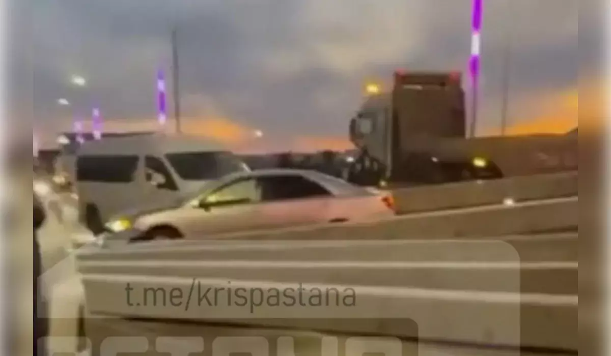 Бетонные конструкции упали с фуры на проезжую часть в Атырау (ВИДЕО)