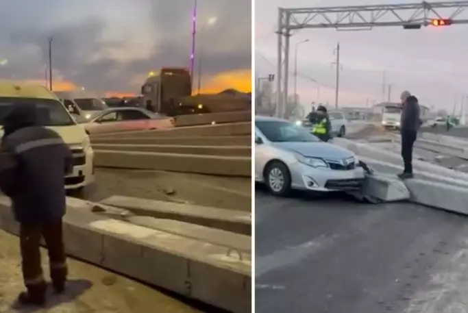 Бетонные опоры с прицепа обрушились на машины на трассе в Атырау