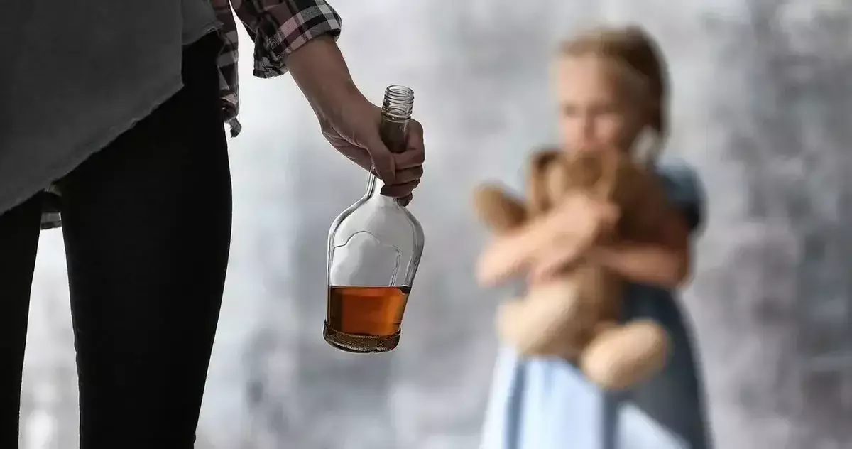 Курение и алкоголь при детях могут обернуться штрафом