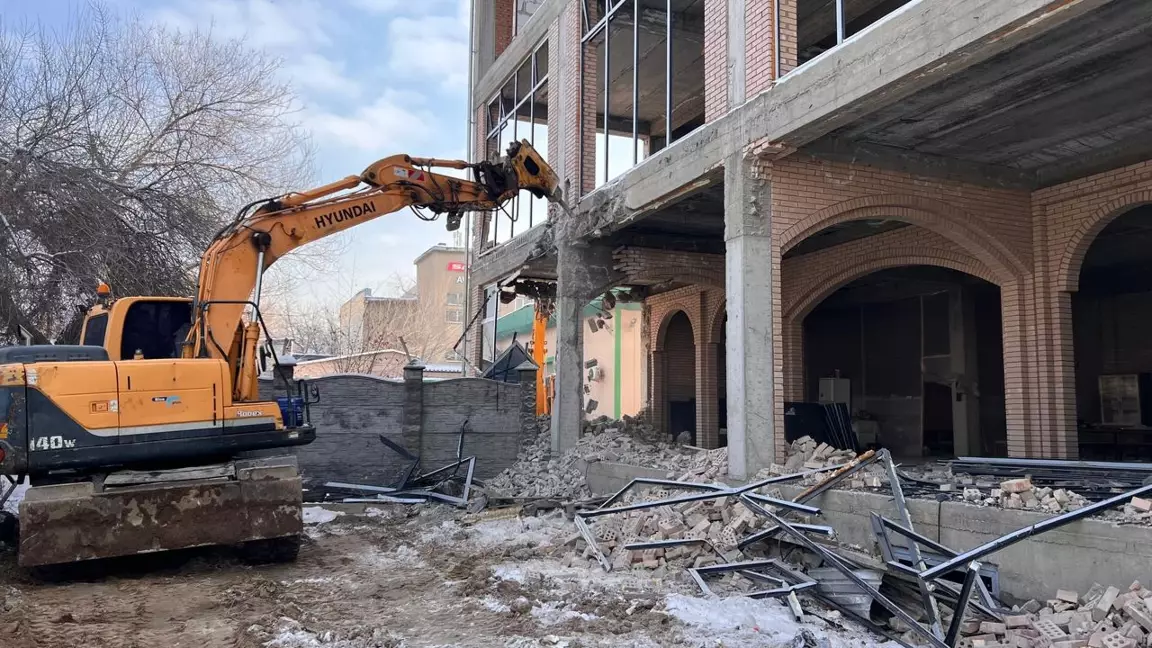 Алматыда ірі заңсыз нысан бұзылып жатыр