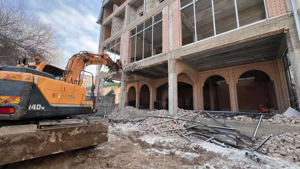 Алматыда төрт қабатты нысан бұзылып жатыр