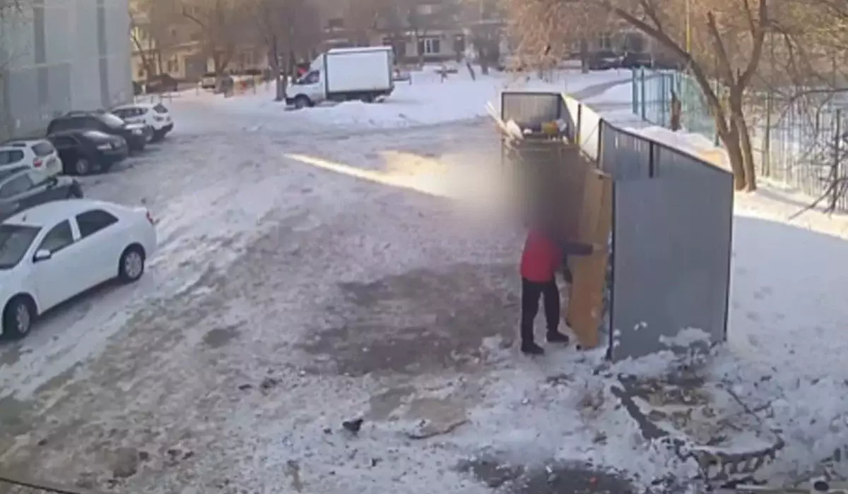 Ақтөбеде ескі кілемі мен көрпесін қоқысқа тастаған бірнеше адамды полиция жазалайтын болды (ВИДЕО)