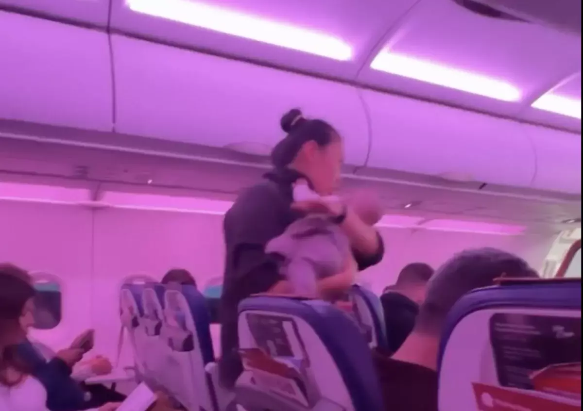 Казахстанцы встали на сторону мамы с плачущим младенцем в самолете