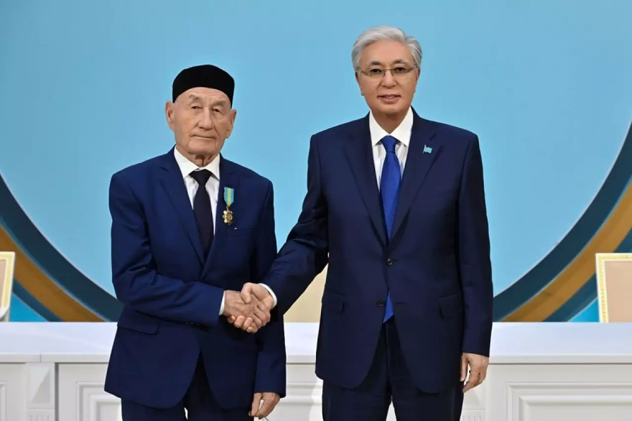 Глава государства наградил участников Национального курултая