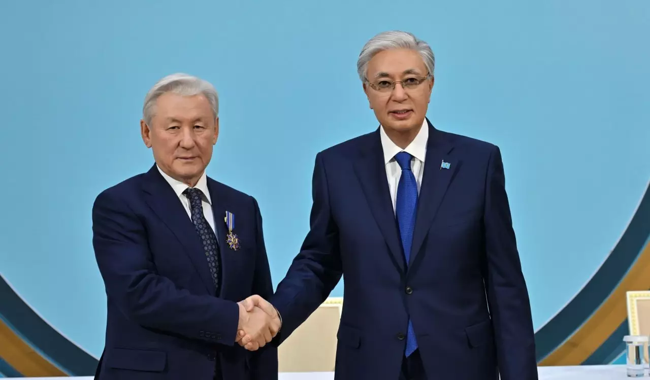 Токаев наградил Кулекеева и ряд других деятелей госнаградами