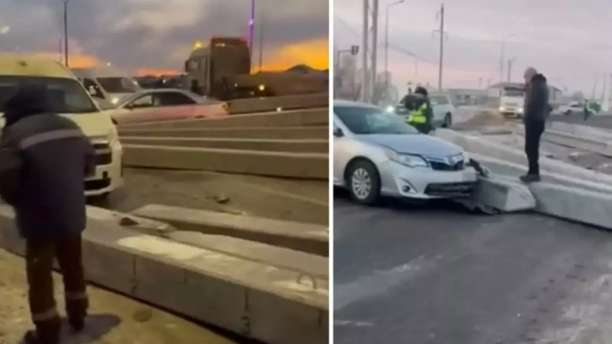 Атырауда жол үстіне құлаған бетон тіреулер бірнеше автокөлікті соқты