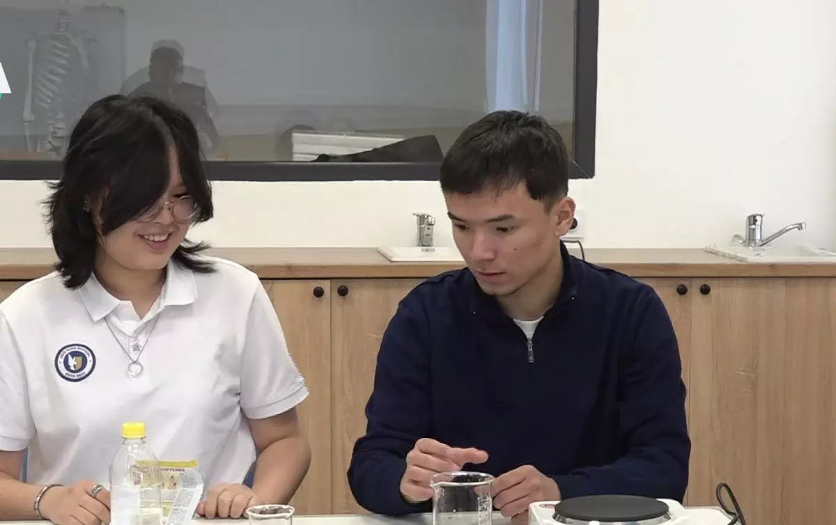 ИИ и экология: школьница из Алматы создала «волшебный» пакет, который не вредит природе