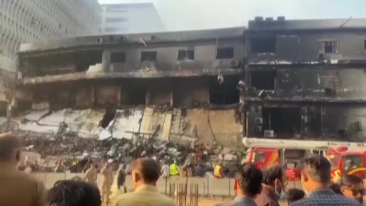 27 человек погибли в результате пожара в ТЦ в Пакистане