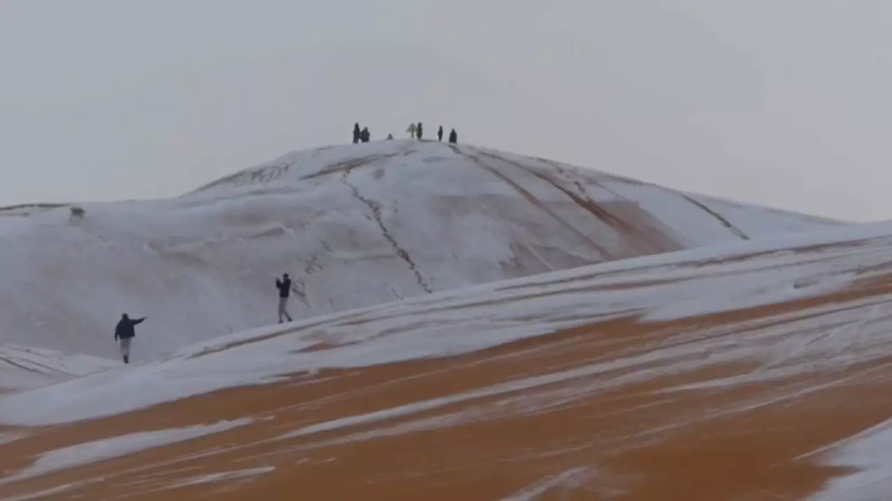 В пустыне Сахара выпал снег