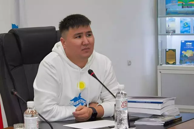 Орыс тілі біздің ұлт ретінде бірігуімізге кедергі – Елдос Тоқтарбай